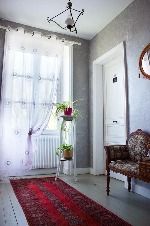 Aux Ronzieres Bed and Breakfast Pouilly-sous-Charlieu Exteriör bild